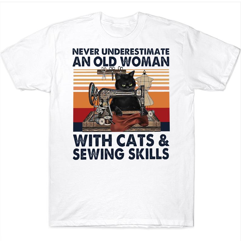 Never Underestimate An Old Woman With Cats And Sewing Skills Funny Vintage Black Cat T-shirt